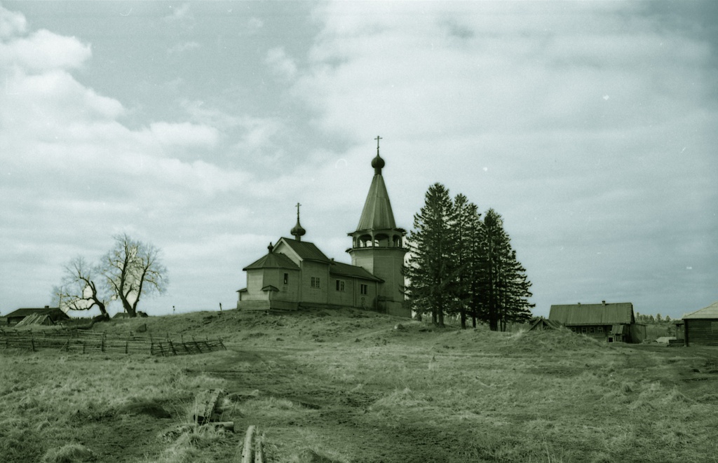 Деревня Вегорукса, Никольская церковь, 7 - 9 мая 1970, Карельская АССР, Заонежье, дер. Вегорукса. Фотография из архива Анатолия Чарушина.Выставка «Деревни Усть-Река и Вегорукса, 1970 год» с этой фотографией.&nbsp;