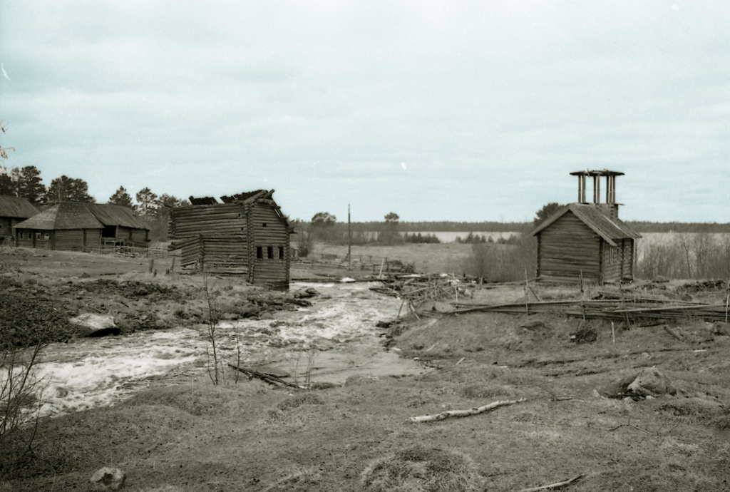 Деревня Усть-Река и Владимирская часовня, 8 - 9 мая 1970, Карельская АССР, Заонежье, дер. Усть-Река. Фотография из архива Анатолия Чарушина.Выставка «Деревни Усть-Река и Вегорукса, 1970 год» с этой фотографией.&nbsp;