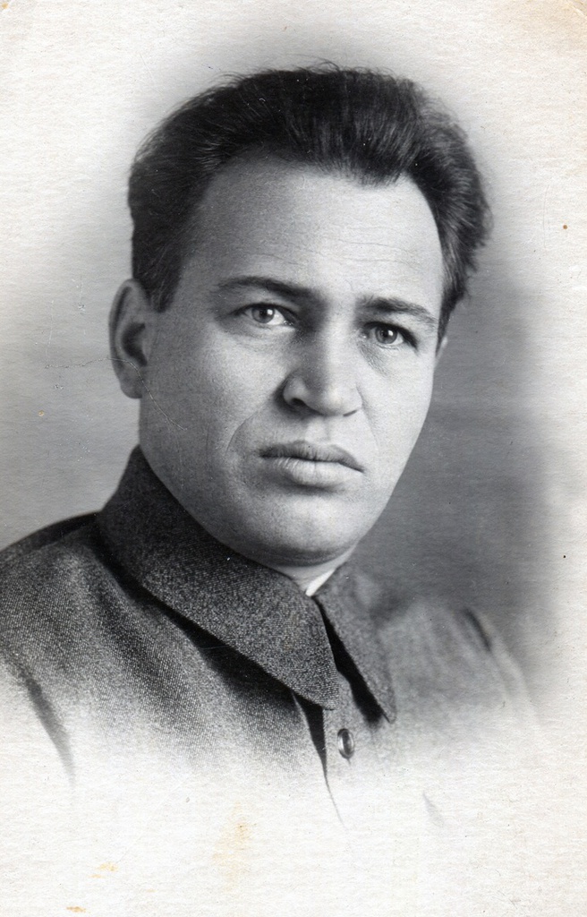 Михаил Иванович Захаров, 8 января 1940, г. Курск. М. И. Захаров – заместитель председателя Курского облисполкома, работал в Курске в 1937–1945 гг., участник ВОВ, награжден медалью «Партизан Великой Отечественной войны» 1 степени.Фотография из архива Михаила Сергеевича Кириллова.