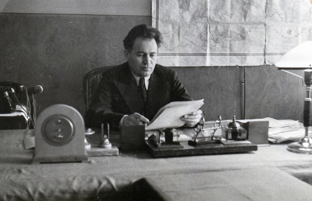 Михаил Иванович Захаров в рабочем кабинете, март - декабрь 1943, г. Курск. М. И. Захаров – заместитель председателя Курского облисполкома, работал в Курске в 1937–1945 гг., участник ВОВ, награжден медалью «Партизан Великой Отечественной войны» 1 степени.Фотография из архива Михаила Сергеевича Кириллова.
