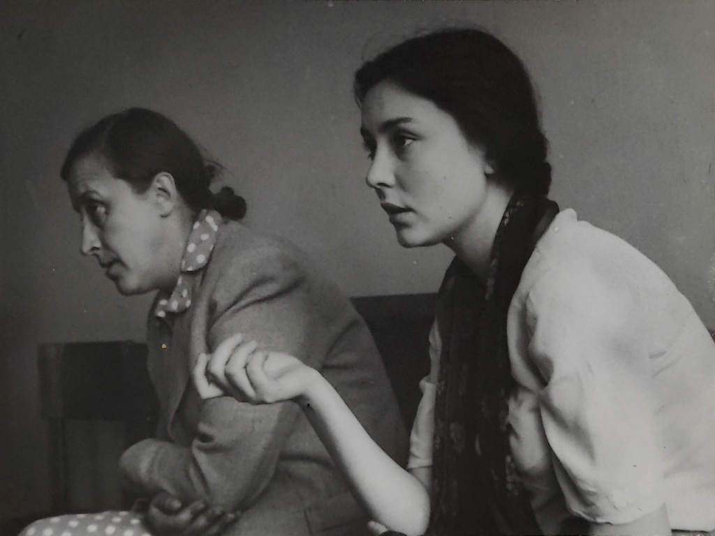 ВГИК. На занятиях, 1 сентября 1951 - 31 июля 1957, г. Москва. Всесоюзный государственный институт кинематографии. На снимке справа: студентка постановочного факультета, специальность кинорежиссура, мастерская Л. Кулешова, Аян Гасановна Шахмалиева (12.11.1932 – 27.04.1999) – советский, российский кинорежиссёр, режиссёр дубляжа.&nbsp;