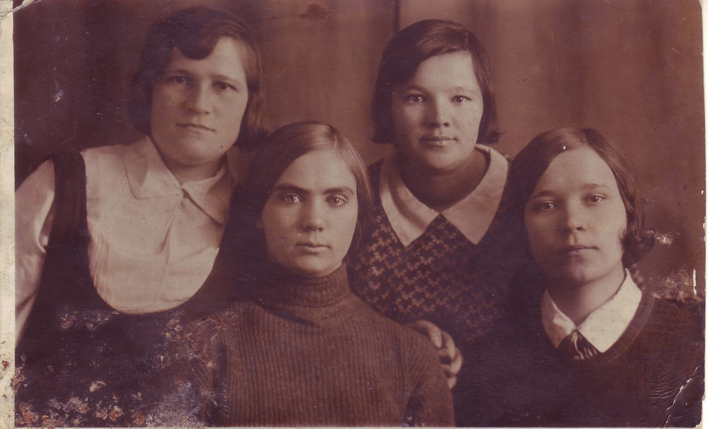 Портрет девушек, 14 декабря 1936, г. Москва или Тульская обл.. Надпись на обороте: «14.12.1936....рина Нота, ...Настя, Мухина Поля, Клюхинова (Клюкинова) Нюра».Происходит из архива семьи Чурюкиных (Тульская область).