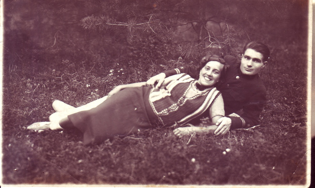 Дмитрий Никитович Ткач с женой, 23 сентября 1940, Крымская АССР, г. Севастополь. Дмитрий Никитович Ткач родился в деревне Карпиловка Черниговской области. Старший лейтенант. Служил на Черноморском флоте с женой-фельдшером. По воспоминаниям родственников, оба погибли во время боев за Севастополь. С их же слов, служба была связана с подводной лодкой, которая была подорвана, чтобы не досталась врагу.