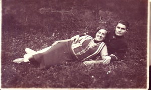 Дмитрий Никитович Ткач с женой, 23 сентября 1940, Крымская АССР, г. Севастополь. Дмитрий Никитович Ткач родился в деревне Карпиловка Черниговской области. Старший лейтенант. Служил на Черноморском флоте с женой-фельдшером. По воспоминаниям родственников, оба погибли во время боев за Севастополь. С их же слов, служба была связана с подводной лодкой, которая была подорвана, чтобы не досталась врагу.