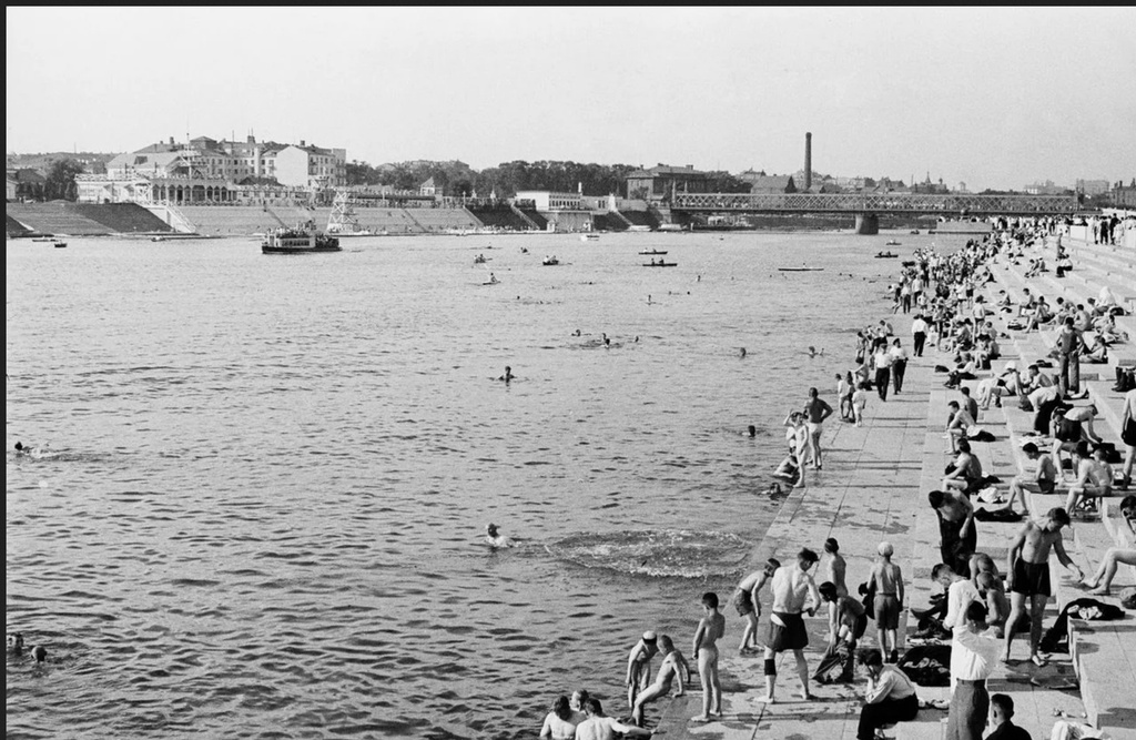 Пляж на Москве-реке, 10 июля 1929, г. Москва. Тогда в Москве-реке купались и рыбу ловили.