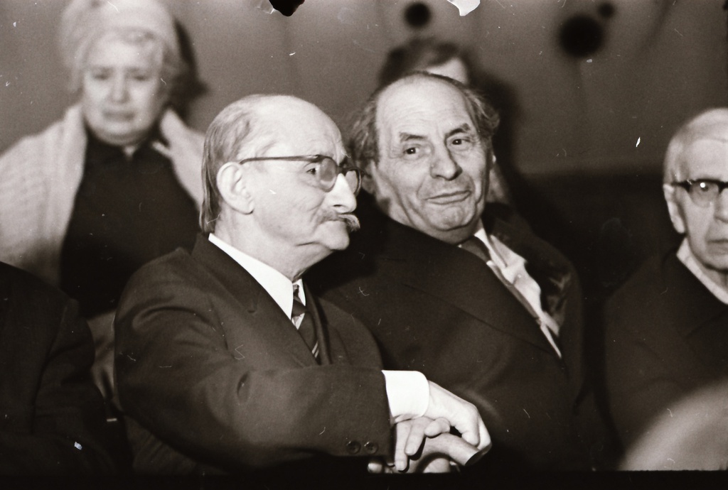 Писатель Илья Гордон (справа) и Иосиф Рабин на вручении медалей «Ветеран труда» в Центральном доме литераторов, 12 марта 1980, г. Москва