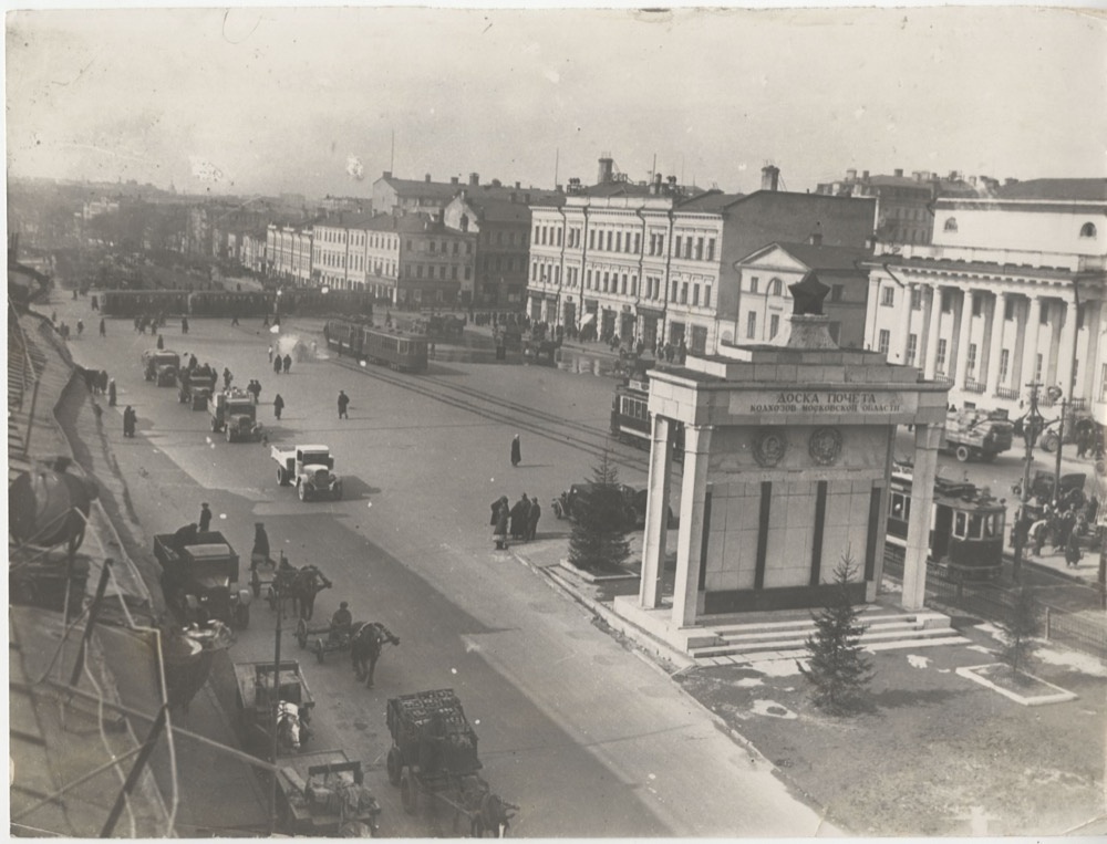 Колхозная площадь, 1935 год, г. Москва. Ныне – Большая Сухаревская площадь. Историческое название было возвращено в 1994 году.