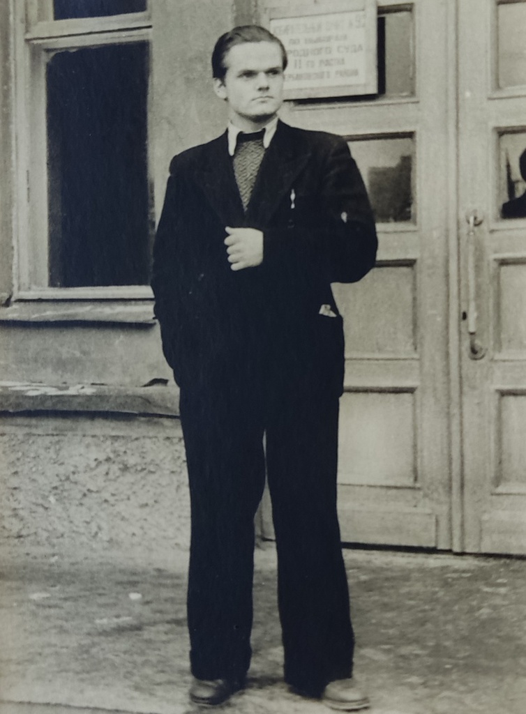 Игорь Ельцов, 1 сентября 1952 - 31 июля 1957, г. Москва. Всесоюзный государственный институт кинематографии. Студент постановочного факультета, спец. кинорежиссура (мастерская Л. Кулешова) Игорь Иванович Ельцов (01.01.1928 – 09.05.2000), режиссер, работал на киностудии «Таллинфильм». В 1967 не вернулся из командировки в Лондон. Работал на «Радио Свобода». Снимок сделан у входа в здание ВГИКа. В тот момент там находился пункт голосования по выборам народного суда.&nbsp;