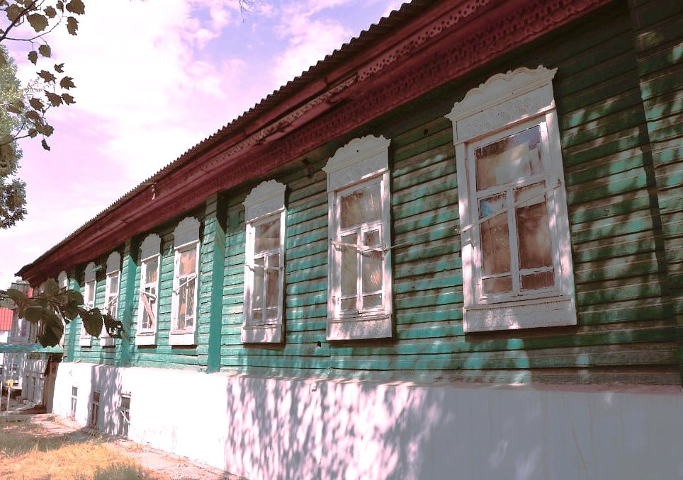 Талды-Курган. Купеческий дом, 1990 год, Казахская ССР, Талды-Курганская обл., г. Талды-Курган. Талды-Курган (каз. Талдыкорган) (до 1922 года село Гавриловское), русское крестьянское село, образованное в Семиречье в 1869 году переселенцами из Воронежской губернии, малоросами и великоросами, в бассейне рек Каратал и Сарыбулак. С 1922 года – село Талды-Курган, уездный центр вначале Копальского, а затем Талды-Курганского уезда Джетысуйской области Туркестанской АССР, в составе РСФСР. По состоянию на 1989 год доля русских среди городского населения составляла (без украинцев и белорусов) – 68%, казахи – 20%. (в настоящее время город Талдыкорган Жетысуской области Республики Казахстан).