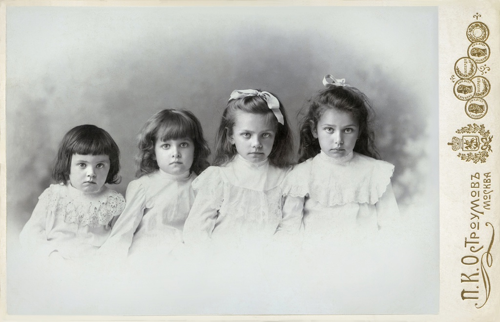 Сестры Волженские, 1 сентября 1904, г. Москва. Справа налево: София, Маруся, Оля, Нина.Они же 20 лет спустя: https://russiainphoto.ru/photos/371734/Фотография из архива Евгения Арева.