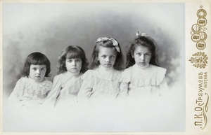 Сестры Волженские, 1 сентября 1904, г. Москва. Справа налево: София, Маруся, Оля, Нина.Они же 20 лет спустя: https://russiainphoto.ru/photos/371734/Фотография из архива Евгения Арева.