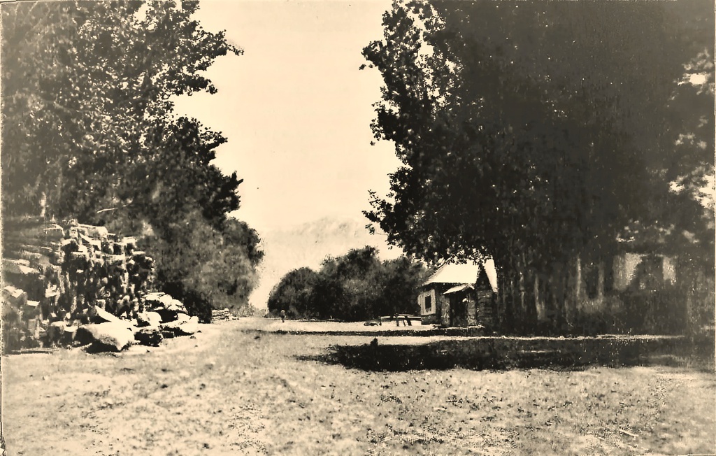 Станица Надеждинская, 1913 год, Семиреченская обл., Верненский у., станица Надеждинская (Иссык). Станица Надеждинская, или Иссыкская – казачье поселение на реке Иссык, расположенное на левом притоке реки Или, основанное сибирскими казаками и крестьянами, переведенными в войсковое сословие в 1858 году. Фотографияиз издания: «Россия. Полное описание нашего Отечества. Том XIX. Туркестанский край, 1913 год. Фотограф Е. Е. Скорняков, гидротехник Войскового правления Семиреченского казачьего войска.