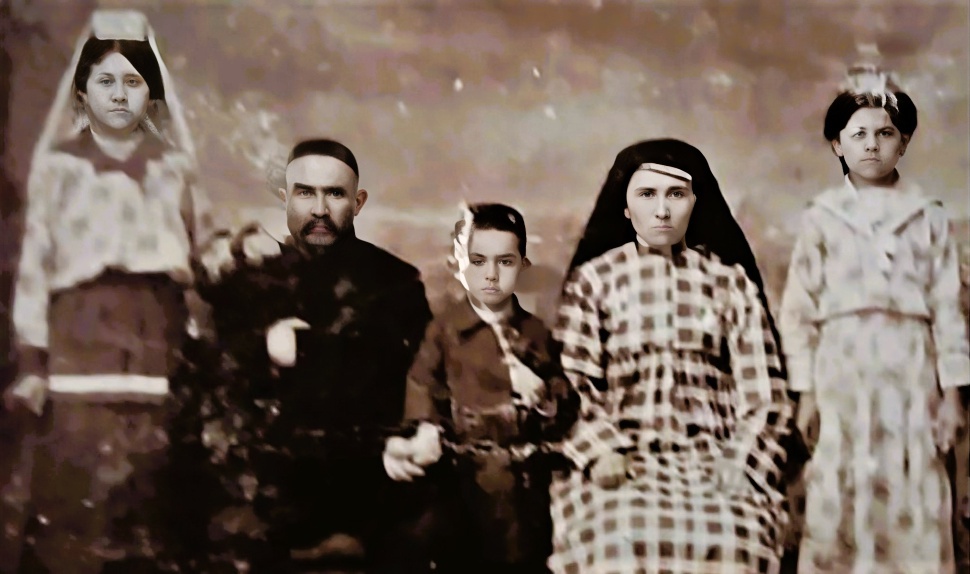 Татарская семья, 1900 - 1917, Семиреченская обл., Копальский у., г. Копал. Татарские поселенцы, выходцы из Семипалатинска, Петропавловска, Уфы и Казани, появились в Копале, вместе с чала-казаками и сартами, как лица, главным образом, купеческого и ремесленного сословий, в 1850-1860-х годах и образовали в городском поселении (статус города Копал получил в 1854 году) отдельную мусульманскую часть, известную как «Татарская слобода». К началу XX века татары, вместе с чала-казаками и сартами, составляли в городе Копале около 50% населения.