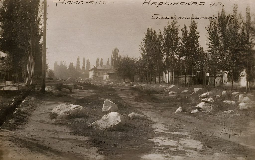 Алма-Ата. Нарынская улица. Следы наводнения 1921 года, 1923 год, РСФСР, Туркестанская АССР, Джетысуйская обл., г. Алма-Ата. С 8 на 9 июля 1921 года на Алма-Ату обрушился один из самых страшных селевых потоков в истории города. Сель сформировался в результате дождя в горах Заилийского Алатау. Общий объем выноса селя из рек Малая и Большая Алматинка оценивается в 7 млн. кубических метров. (03.03.1921 г. решением ЦИК Туркестанской АССР, в рамках политики коренизации, городу было дано новое название – Алма-Ата, вместо исконного&nbsp;–&nbsp;город Верный). В 1927 году город стал столицей Казакской Автономной ССР в составе РСФСР).