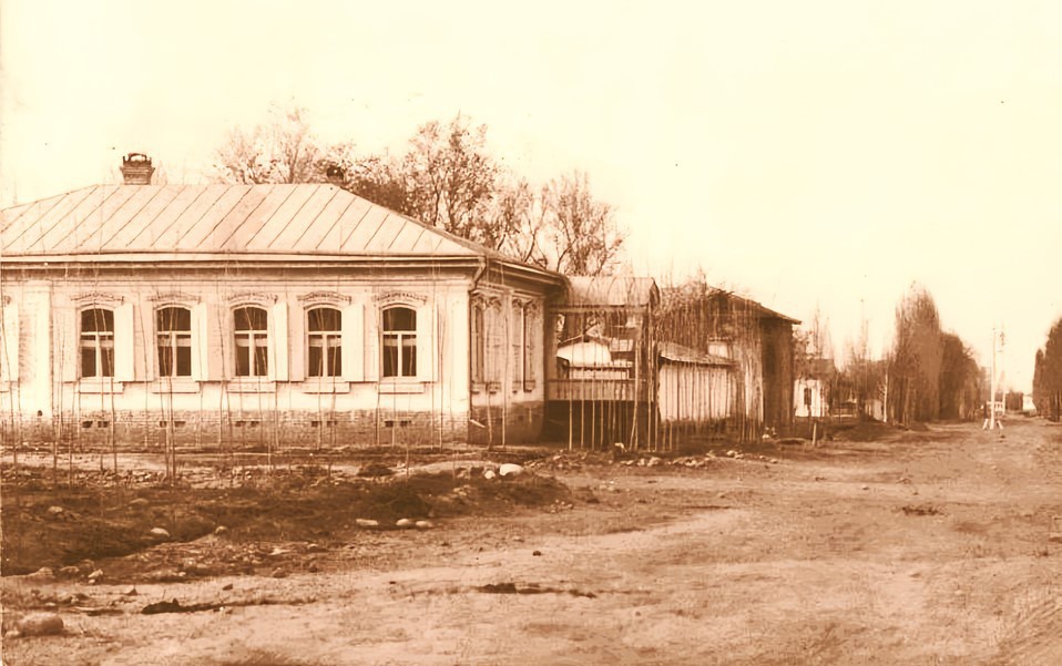 Вид городской улицы, 1911 год, Семиреченская обл., Пишпекский у., г. Пишпек. Русский город Пишпек был основан в 1878 году как поселение на месте разрушенной кокандской крепости Пишпек (основана кокандским ханом Мадали в 1825 году). 13 октября 1862 года начальник Алатавского округа Г. А. Колпаковский с отрядом в 1400 человек и артиллерией начал полную осаду Пишпекской крепости. 24 октября того же года кокандцы сдались. 2 ноября русский отряд покинул остатки крепости и ушел в  Верный. Первые русские крестьянские семьи из Пензенской, Самарской, Воронежской и Тамбовской губерний облюбовали для себя усадебные участки вдоль трактовой дороги, построив на первых порах землянки и шалаши. К первопоселенцам присоединились торговцы-сарты из Ташкента, Намангана и других поселений Ферганской долины.