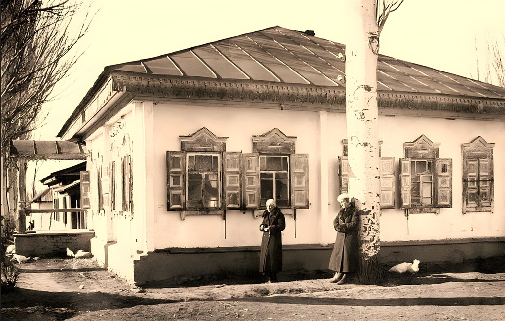 Пржевальская весна, 1938 год, Киргизская ССР, Иссык-Кульская обл., г. Пржевальск. Пржевальская историческая городская застройка – русская традиционная архитектура в Семиречье.