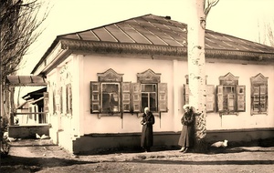 Пржевальская весна, 1938 год, Киргизская ССР, Иссык-Кульская обл., г. Пржевальск. Пржевальская историческая городская застройка – русская традиционная архитектура в Семиречье.