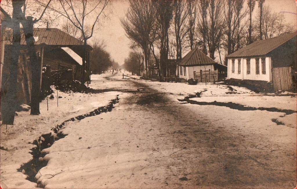 Последствия землетрясения 1910 года, 22 декабря 1910 - 4 января 1911, Семиреченская обл., Верненский у., г. Верный. Кебинское землетрясение 3 января 1911 года (22 декабря 1910 года по старому стилю).  Российская газета «Родина» (1911) писала: «Перед самым великим праздником Рождества Христова Среднюю Азию постигло бедствие – ужасное землетрясение в Гималаях, захватившее и юго-восточную часть наших среднеазиатских владений. 22 декабря, в начале пятого часа утра, почувствовались сильные подземные толчки, ощущавшиеся в целом ряде городов: Верном, Ташкенте, Пржевальске, Чимкенте, Новой Бухаре и других. Сила землетрясения доходила до восьми баллов. Особенно пострадали от землетрясения Верный и Пржевальск. В Верном нет ни одного неповрежденного здания: глинобитные разрушены до основания, каменные получили трещины, а некоторых из них выпали стены, вследствие чего они стали негодны для жилья, в деревянных домах осыпалась штукатурка, упали карнизы, обрушились трубы, выпали зимние рамы. Внутри попадали шкафы, буфеты, стенные лампы, зеркала, разбита посуда. В бакалейных магазинах и в аптеках – груды обломков. Во всех церквах кресты частью сломаны, частью согнуты».