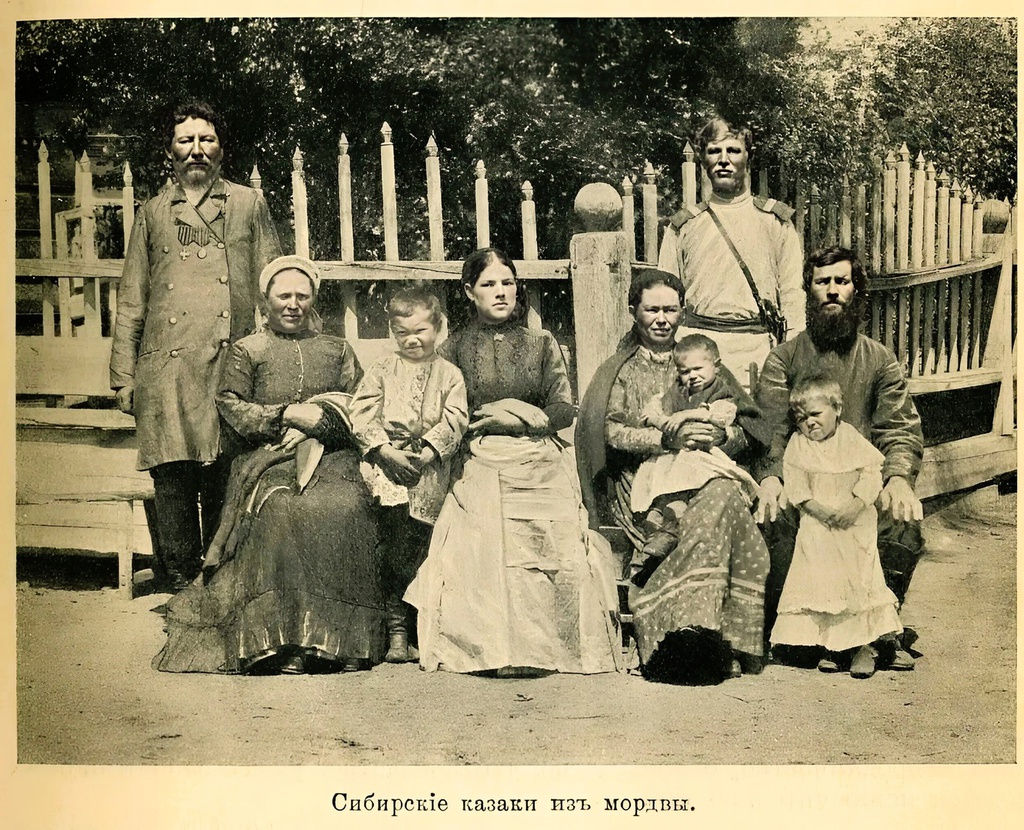 Сибирские казаки из мордвы, 1909 - 1911, Акмолинская обл., Кокчетавский у., станица Щучинская. Казачий историк Георгий Ефремович Катанаев писал: «Сибирское казачество до начала XX века сохраняло этническую пестроту, хотя уже выделялись основные, наиболее многочисленные, этнические группы, одной из которых была мордва. Первоначальную основу этой группы составили 2 900 человек обоего пола, переселившихся в 1849–1851 годах по Указу Николая I в Киргизскую степь для начала колонизации края в составе зачисленных в войсковое сословие крестьян. Мордвины-переселенцы были выходцами из Оренбургской губернии и уездов Саратовской губернии, были расселены в поселениях, вошедших позже в состав 1-го военного отдела войска, составляя подавляющее большинство их населения (станица Щучинская) или заметную его часть (станица Нижне-Бурлукская, поселок Аиртавский). "По наружному виду – складу лица, цвету кожи, волос и глаз, по росту и дородству мордва – казаки почти ничем в настоящее время не отличаются от большинства великороссов, особого какого-либо типа мордвина не выделяется. В характере также не замечается выдающихся особенностей: сравнительно с хохлами их можно считать подвижнее, восприимчивее и не так упрямыми, хотя упрямство им более прирождено, чем великороссу. Казаки-мордвины носят фамилии по христианским именам своих прадедушек, пришедших из России – Ивановы, Николаевы, Артемьевы. Некоторые, в виду чрезвычайной многочисленности членов одной и той же семьи, переменили при самом своем поселении свои фамилии прадедов на другие – по отцам или старшим представителям разделившихся семейств". В большинстве своем мордвины исповедовали православие, хотя отдельные, проживающие в станицах Якши-Янгиставской, Акан-Бурлукской, были сторонниками раскола и сектантства. Настойчивость в труде замечательная. Хозяйственная и торговая изворотливость не уступает вообще великороссу и во всяком случае превосходит как хохлацкую, так и, особенно, староказачью».