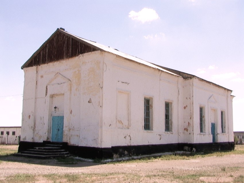 Сергиополь. Церковь Сергия Радонежского, 1990 год, Казахская ССР, Семипалатинская обл., Аягузский р-н, с. Сергиополь. Аягузское укрепление основано в 1831 году, в 1847 – обращено в одноименную казачью станицу (с 1860 – переименована в станицу Сергиопольскую). С 1854 – станица возведена на степень окружного города Семипалатинской области, с 1867 – уездный город Семиреченской области, с 1880 – город вновь обращен в станицу. В 1853 открыт Сергиопольский приход. В 1857 построена на казенный счет военная церковь. С 1891 – причт церкви состоит в штате Сергиопольской местной команды. С 1901 года церковь отошла в ведомство протопресвитера военного духовенства.