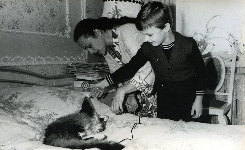 Алла Данько с сыном Васей, 1989 год. Выставка «Советские дикторы и ведущие: за работой и в быту» с этим снимком.