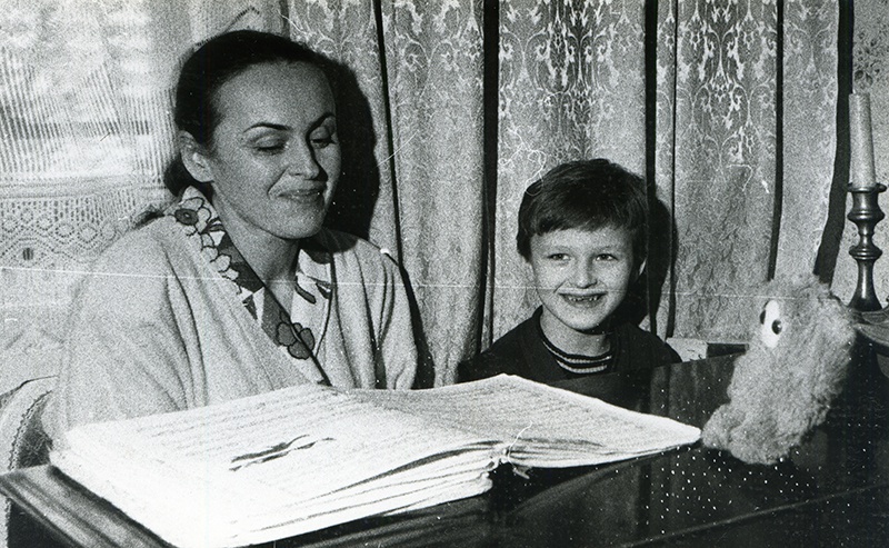 Алла Данько с сыном Васей, 1989 год. Выставка «Советские дикторы и ведущие: за работой и в быту» с этим снимком.