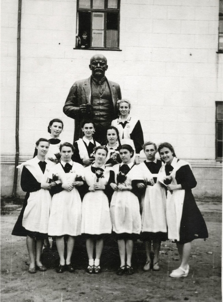 Школьницы 76-й школы, 1959 год, Саратовская обл., г. Саратов. Выставка «Путешествие в Саратов» с этой фотографией.
