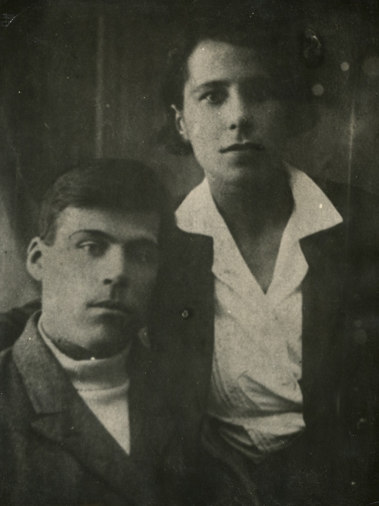 Иван Иосифович и Клавдия Ивановна Винник, 1940 - 1941, Ростовская обл., Азовский р-н, с. Займо-Обрыв. Иван Иосифович Винник (31.05.1915 – 06.07.1942), ст. сержант НКВД, зам. командира взвода. Погиб в Старо-Оскольском районе Курской области.