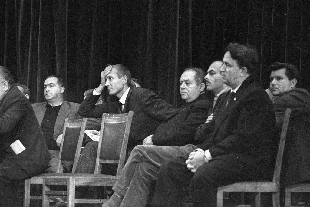 Празднование 10-летия журнала «Юность». Советские поэты Евгений Евтушенко, Булат Окуджава, Виктор Боков в президиуме, 1965 год, г. Москва
