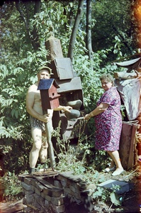 Поэт Виктор Федорович Боков со скворечником, 1967 год, Московская обл., пос. Переделкино. Выставка «Лето 1960-х» и «"Навстречу весне". Скворечники» с этой фотографией.