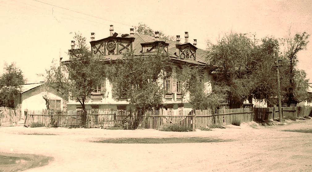 Узорчатый дом, 1960-е, Казахская ССР, Алма-Атинская обл., пос. Илийск. У Илийского пикета, основанного на реке Или близ устья реки Талгар хорунжим Лаптевым еще в 1854 году, было поселено в 1859 году 10 крестьянских семей. Поселок Илийск располагался на месте нынешнего Капчагайского водохранилища, был затоплен в 1970 году.