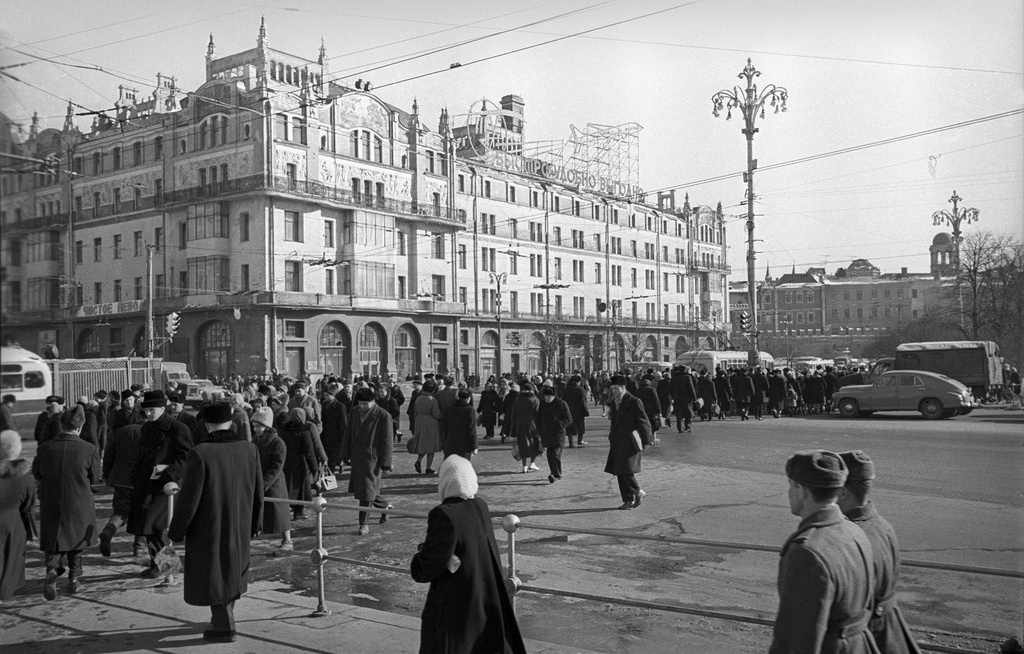 У гостиницы «Метрополь», 1960-е, г. Москва