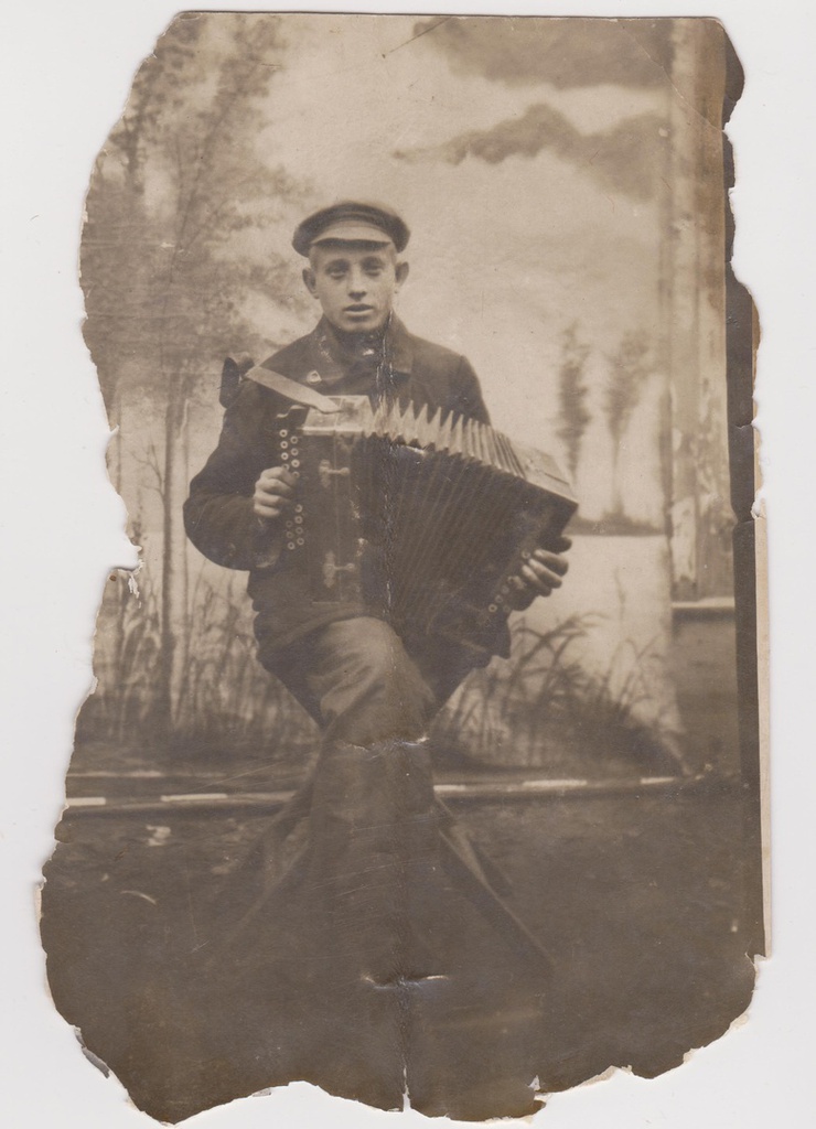 Баянист, 4 сентября 1919. Надпись на обороте: «Памяти моей молодой жизни».Фотография из архива Дениса Николаевича Муханова.