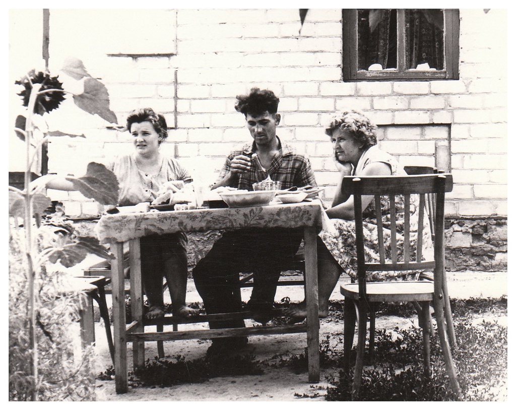 В летний день, 1 июня 1964 - 1 августа 1964, Украинская ССР, Днепропетровская обл.. Выставка «Лето 1960-х» с этой фотографией.