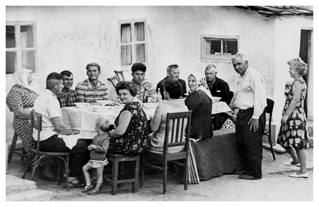 Посиделки возле хаты. Встреча с родней, 1 июля 1968, Украинская ССР, Днепропетровская обл.