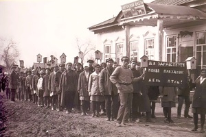 Станица Талгар. День птиц, 1930 - 1936, Казакская АССР, Алма-Атинская обл., Талгарский р-н, станица Талгар. На вывеске здания: «Талгарская школа крестьянской молодежи». Да здравствует новый праздник – День птиц! (Софийская станица (Талгар) образована в 1858 году, с 1918 года – село Мураево, с 1919 года – станица Талгар).Выставка&nbsp;«"Навстречу весне". Скворечники» с этой фотографией.