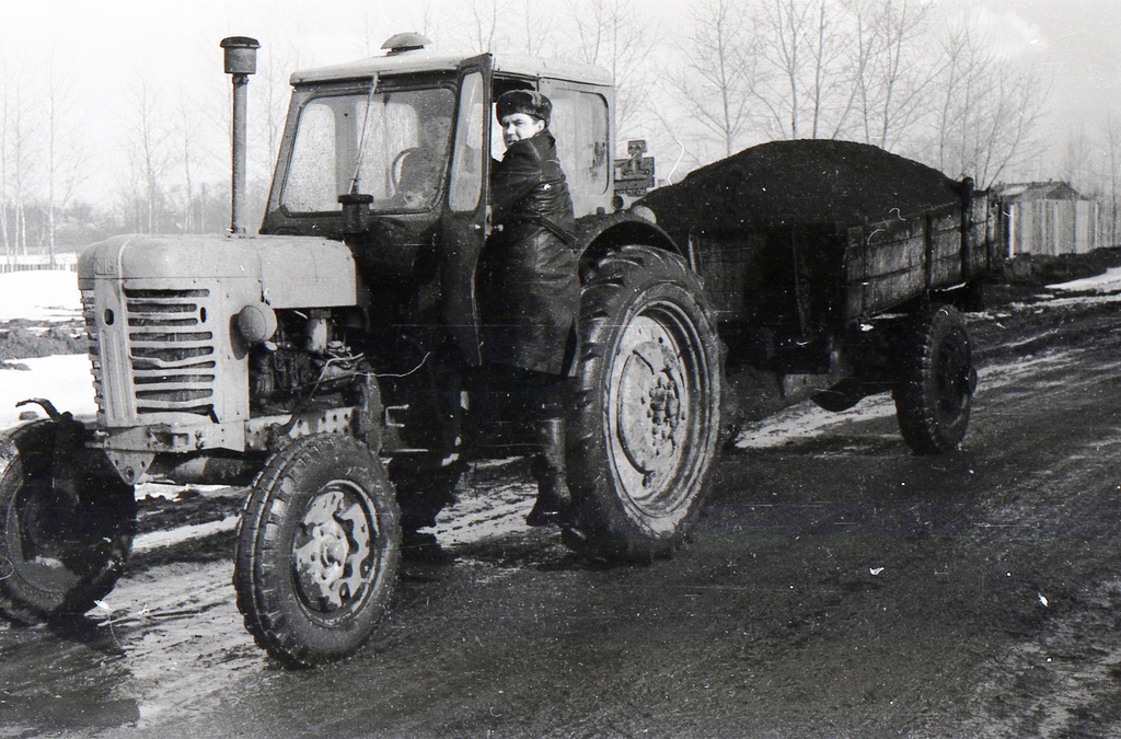 Без названия, 25 марта 1960, Московская обл., Воскресенский р-н. Встретившийся трактор вез, видимо, торф. Встретился низовой, руководил и сделал трактористу своевременные указания.