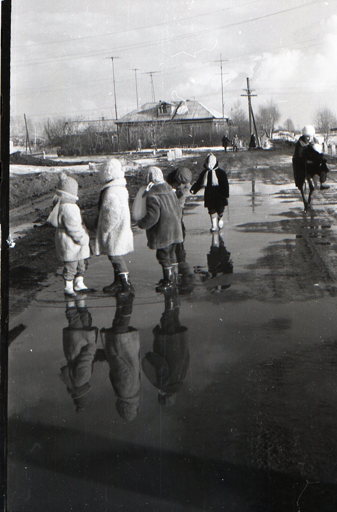 Без названия, 25 марта 1960, Московская область, Воскресенский район.... Фото детей. Они обязательно стоят в луже, хотя рядом есть земля.