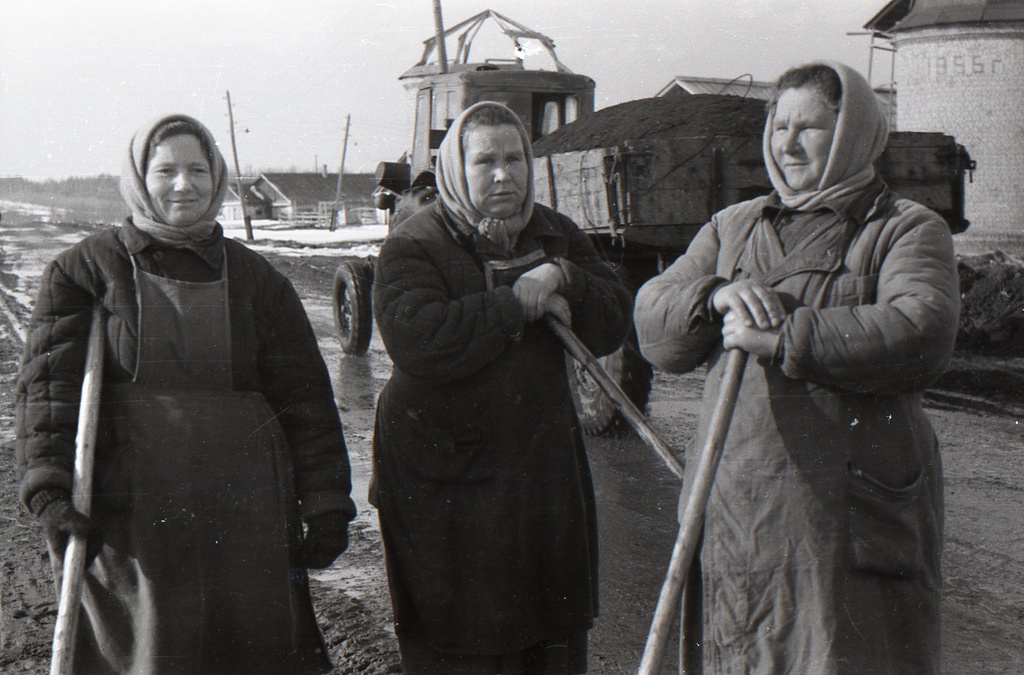 Без названия, 25 марта 1960, Московская обл., Воскресенский р-н. Вот и замечательные сельские труженицы, глядят, словно богатыри земли русской. У одной взгляд, как у Ильи Муромца добрый и рассудительный. Вторая смотрит задумчиво, словно Добрыня. А вот и смешливый взгляд Алеши Поповича.