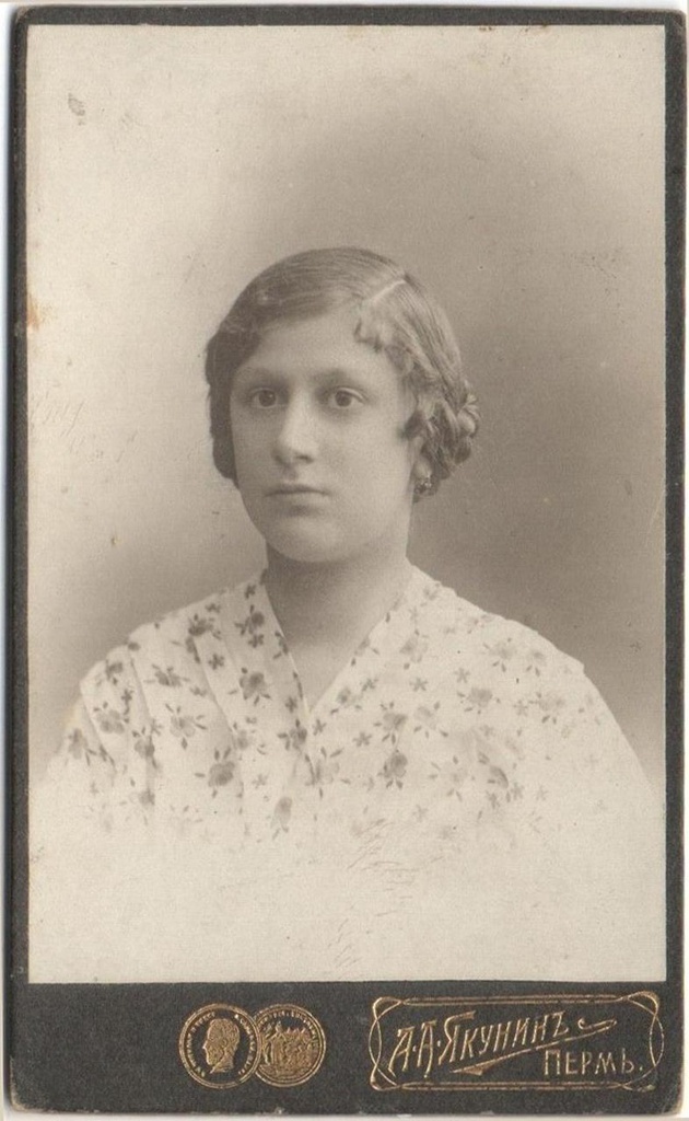 Портрет девушки Вики (Виктории), 2 декабря 1914, г. Пермь. Надпись на обороте: «Дорогой сестре и зятю (Ларисе и Михаилу Грачевым) от Вики».