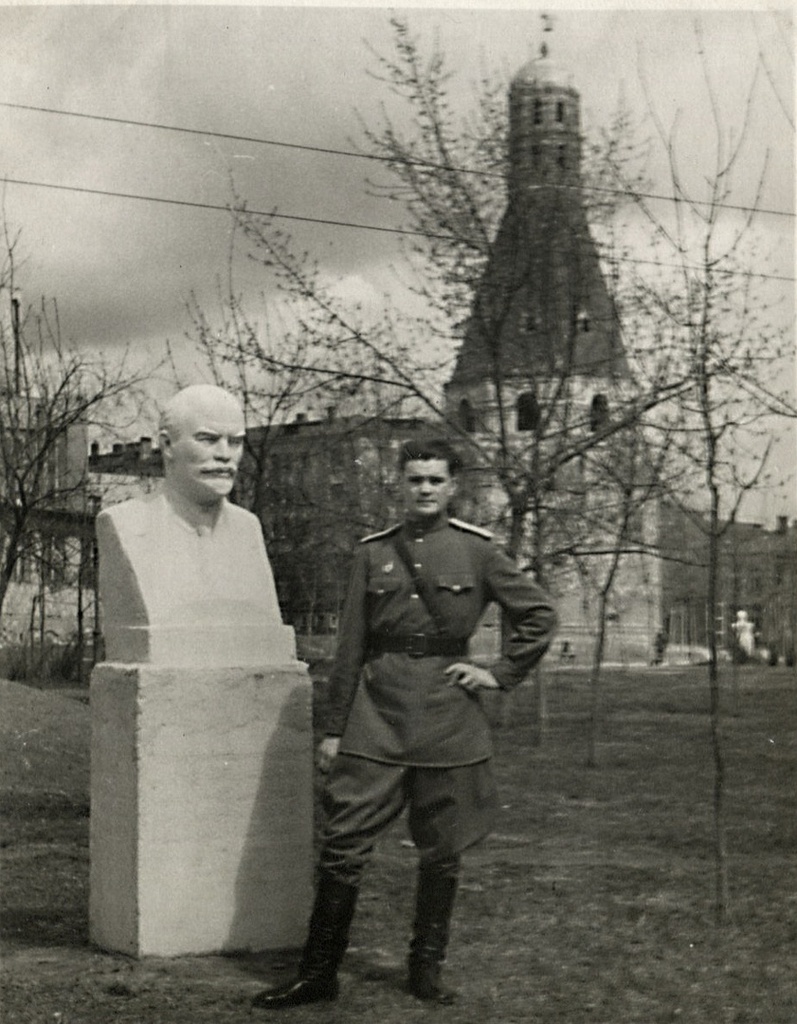 Симонов монастырь. Солевая башня. Бюст Ленина, 1945 год, г. Москва