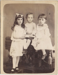 Лариса, Валентина и Евгений Бахаревы, 10 июля 1892, г. Пермь