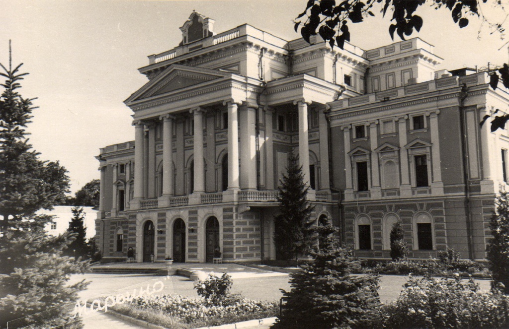 Санаторий «Марьино», 1968 год, Курская обл., Рыльский р-н, пос. Марьино. Марьино – усадьба князей Барятинских близ села Ивановское Рыльского района Курской области. Дворец сооружен в период с 1811 по 1820 год в соответствии с проектом (1811–1812 годов) курского архитектора Карла Ивановича Гофмана. Перестроен в 1869–1870 годы архитектором Карлом Шольцем в стиле неоклассицизма по проекту петербургского архитектора И. А. Монигетти.Ныне санаторий Управления делами Президента России.