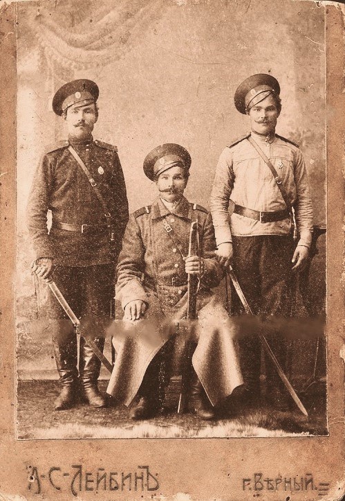 Казаки 1-го Семиреченского казачьего генерала Колпаковского полка, 1912 - 1916, Семиреченская обл., Верненский у., г. Верный. 1-й Семиреченский казачий генерала Колпаковского полк – кавалерийская часть Русской Императорской армии. Входил в состав: 1-й Туркестанской казачьей дивизии (1-й Туркестанский армейский корпус, Туркестанский военный округ). Дислокация – г. Верный (1895), г. Катта-Курган (Самаркандская область). В марте 1918 года полк вернулся с фронта в Семиречье и был распущен. В сентябре 1918 года восстановлен под прежним названием и вступил в бои с красными на Семиреченском фронте. Переименован в 1-й конный Алатавский полк Семиреченского казачьего войска. 29 марта 1920 года сдался красным частям в Копале.