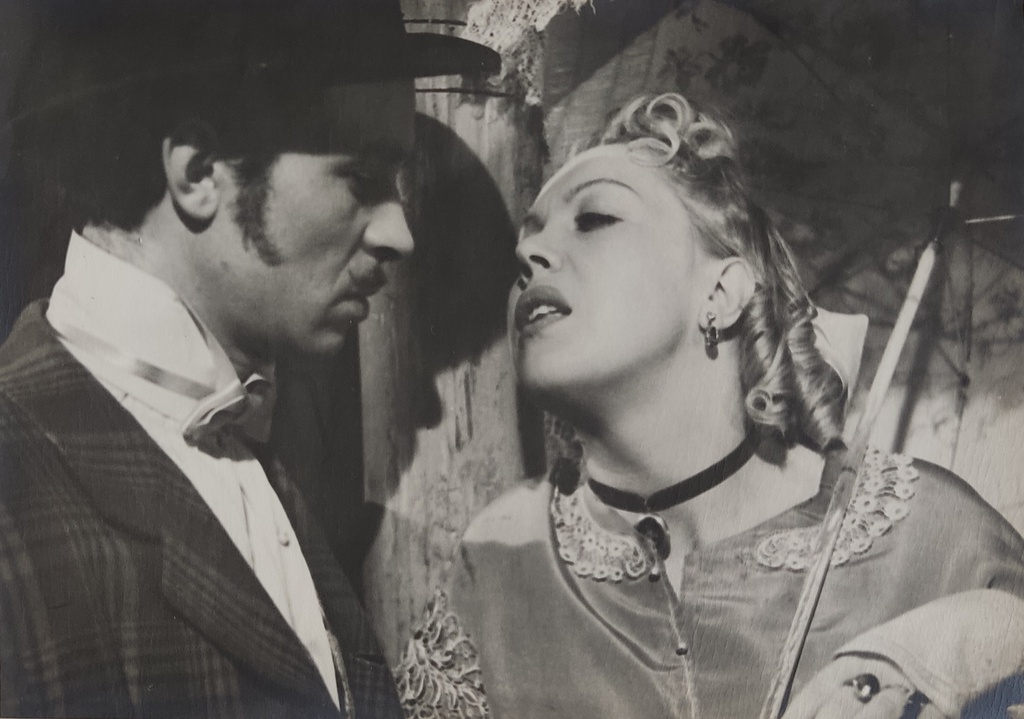 «За двумя зайцами», 1960 год, Украинская ССР, г. Киев. Фотопробы к кинофильму «За двумя зайцами» (1961) Киевской киностудии имени А. Довженко.Олег Борисов – Свирид Петрович Голохвостый, Тамара Носова – Проня Прокоповна Серко.