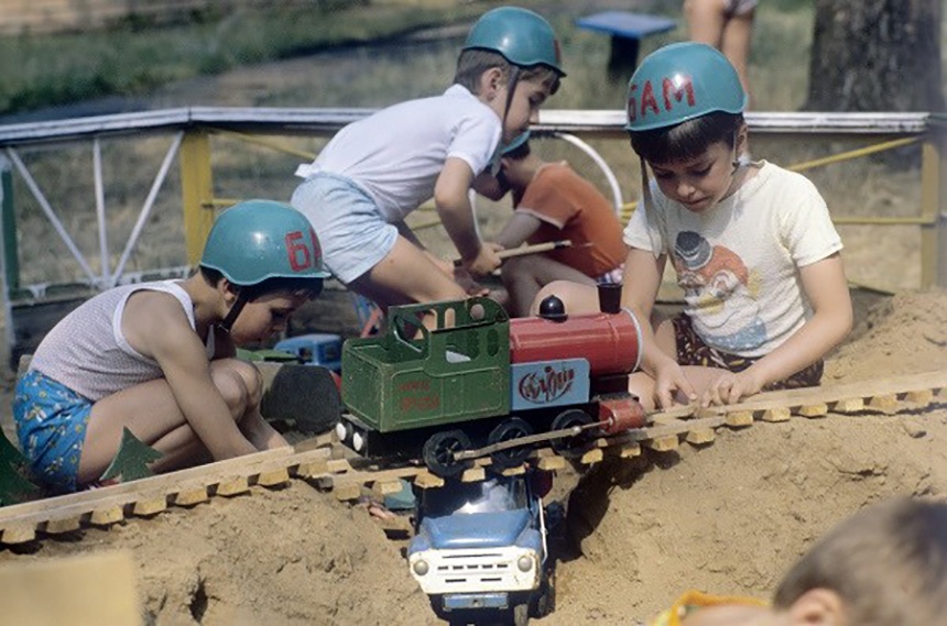 В детском городке «Красково», 1979 год, Московская обл., г. Люберцы, пос. Красково. Видео «Валерий Брюсов. "Детская площадка"» и выставка «СССР в 1979 году» с этой фотографией.