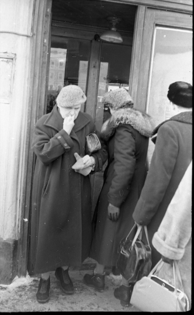 Люди на улицах города, 1964 год, г. Москва. Выставка «Люди в городе» с этой фотографией.