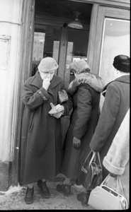 Люди на улицах города, 1964 год, г. Москва. Выставка «Люди в городе» с этой фотографией.