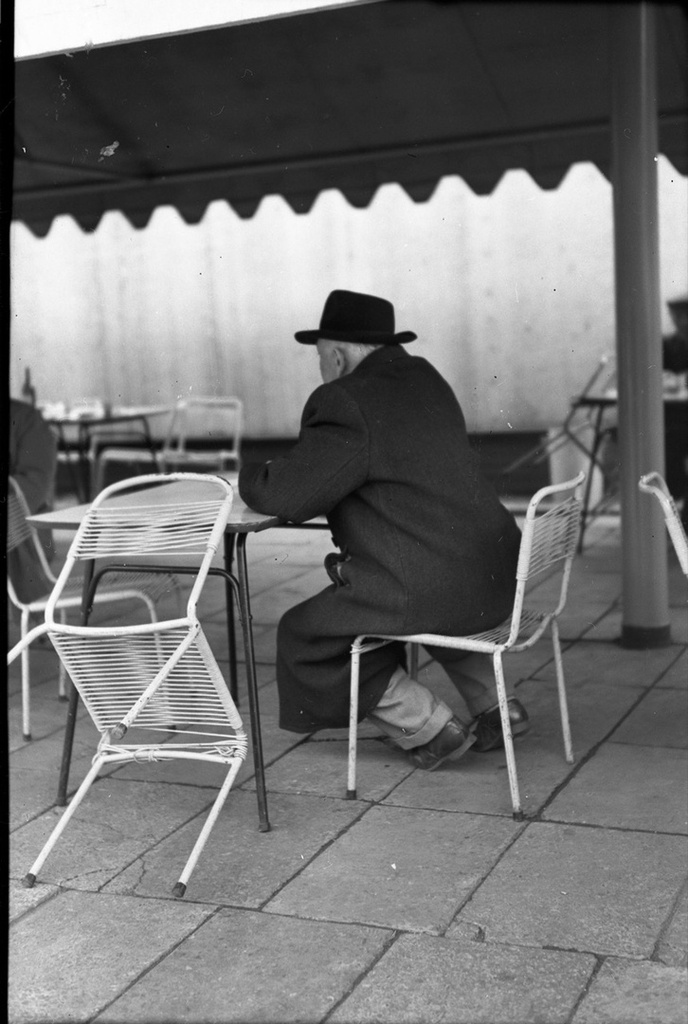 «Ожидание», апрель 1966, г. Москва. Выставка «Люди в городе» с этой фотографией.