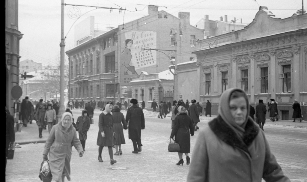 Люди на улицах города, 1964 год, г. Москва. Выставка «Люди в городе» с этой фотографией.